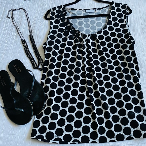 NY&Co Top with flower detail - Picture 1 of 1